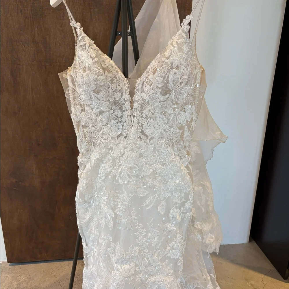 Enzoani Paige Elegant Lace Wedding Dress - Picture 6 of 16